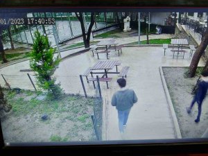 Bursa’da Parktaki Kedi Kulübelerini Yakıp, Çöp Kutularına Zarar Verdiler