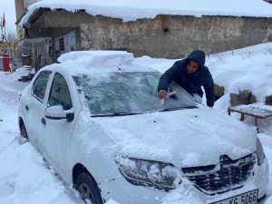 Karlıova’ya Kar Geldi, Çatılarda Sarktılar Oluştu