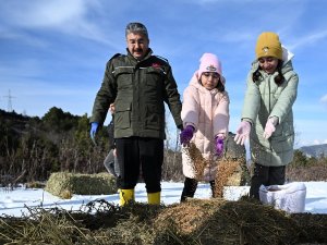 Vali Yılmaz, Çocukları İle Birlikte, Doğaya Yem Bıraktı