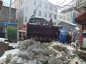 Çukurca Belediyesi’nden Kar Temizleme Çalışması