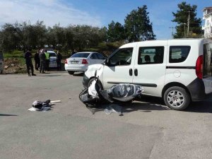 Manavgat’ta Hafif Ticari Araç İle Motosiklet Çarpıştı: 1 Yaralı