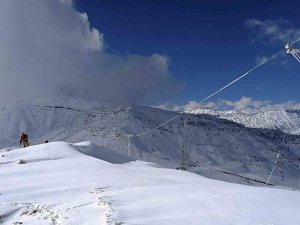 Dicle Elektrik Kışın Zorlu Şartlarında Bakım Çalışmalarına Devam Ediyor