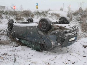 Elazığ’da Şarampole Yuvarlanan Otomobil Ters Döndü: 4 Yaralı
