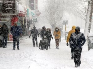 Karlı Ve Buzlu Yolda Yürümenin Püf Noktaları