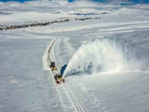 Van Büyükşehir Belediyesinden Süphan Dağı Eteklerinde Zorlu Kar Mesaisi