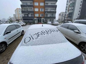 Diyarbakır’da Beklenen Kar, Şehir Beyaza Büründü