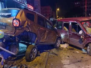 Direksiyon Hakimiyetini Kaybetti, 3 Aracı Hurdaya Çıkardı