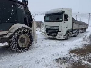 Kar Yağışından Dolayı Yolda Kalan Tır Ekipler Tarafından Kurtarıldı