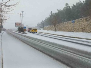 Mardin’de Kar Yağışı Araç Sürücülerine Zor Anlar Yaşattı