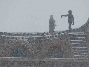 Ölümü Göze Alıp Kar Manzarası Fotoğrafı Çektiler