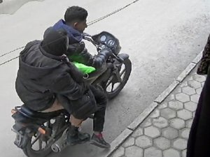 Motosikletle Gelen Hırsızlar Saniyeler İçinde Kıyafet Çaldı