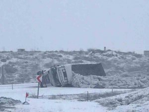 Karlı Yolda Devrilen Tır, Yolu Trafiğe Kapattı