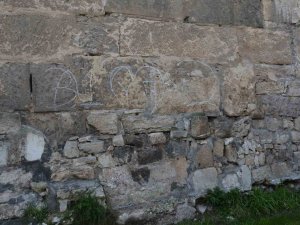 Binlerce Yıllık Tarihi Kale Surlarına Saygısızlık