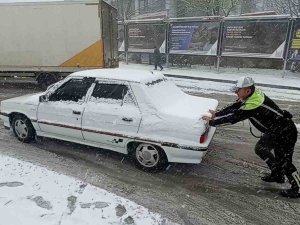 Mardin’de Etkili Olan Kar Yağışı Sürücülere Zor Anlar Yaşattı