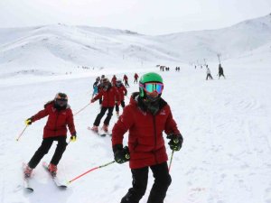 Van’da Kayak Sezonu 2 Ay Geç Başladı