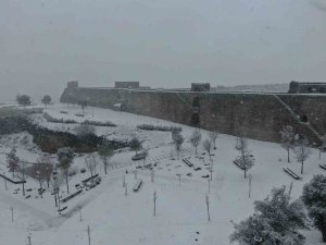 Unesco Listesindeki Asırlık Surlar Beyaz Gelinlik Giydi