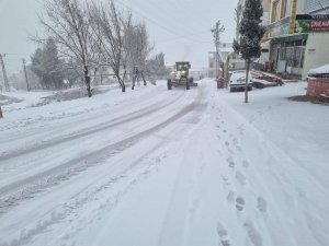 Gölbaşı Belediyesi Kar Temizleme Çalışmalarını Sürdürüyor