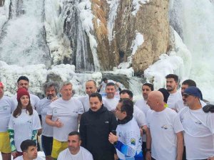 Aktivistler Bölgenin Kış Turizmine Dikkat Çekmek İçin Eksi 15 Derece Dondurucu Suya Girdiler