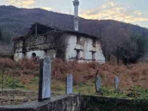 600 Yıllık Tarihi Cami Ve Mezarlar, Defineciler Tarafından Talan Edildi