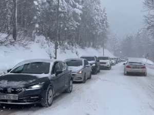 Uludağ’a Akın Eden Tatilciler, Trafikte Uzun Kuyruklar Oluşturdu