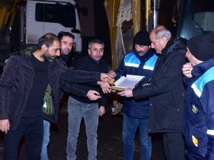 Kar Çalışması Yapan Personele Tatlı İkramı