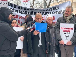 Arap Topluluğu Birliği’nden İ̇sveç Büyükelçiliği Önünde Protesto