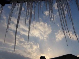 Yüksekova’da Çatılardan Sarkan Buz Sarkıtları 1 Metreyi Geçti