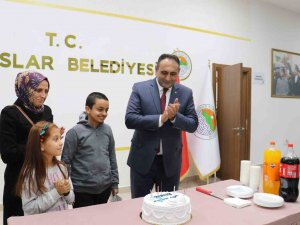 Kanser Hastası Çocuğa, Belediye Başkanının Sürpriz Doğum Günü