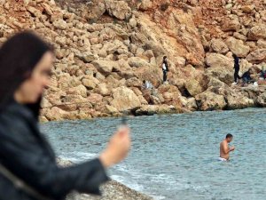 Türkiye’de Kar Esareti, Antalya’da Deniz Keyfi