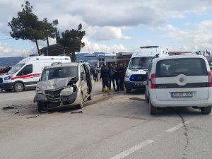 Sinop’ta İki Hafif Ticari Araç Çarpıştı: 10 Yaralı