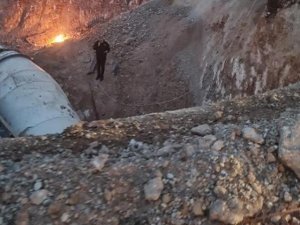 Çukura Devrilen Beton Mikserinde Hayatını Kaybetti
