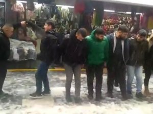 Kar Yağışı Halayla Karşılandı
