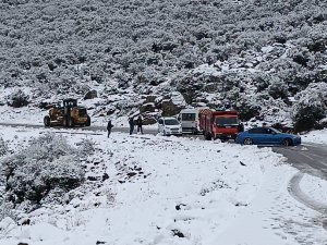 İ̇zmir’de Karda Mahsur Kalan Araçlar Kurtarıldı