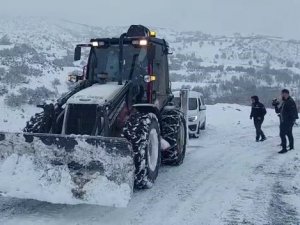 Kar Yağışından Dolayı Yolda Kalan Bir Grup Vatandaş Kurtarıldı