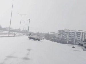 Elazığ’da Karda Drift Yapan Pikap Kameraya Yansıdı