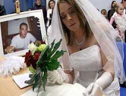 Ölmüş sevgilisiyle evlendi !