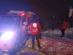 Kar Ve Tipi Nedeniyle Yolda Kalan 7 Kişilik Aile Kurtarıldı