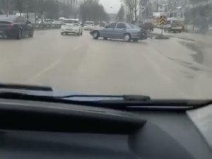 Bursa’da Kayganlaşan Yolu Fırsat Bildi, Drift Atarak İlerledi