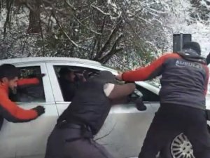 Bursa’da Şarampole Uçan Otomobilin Yardımına Otopark Görevlileri Yetişti