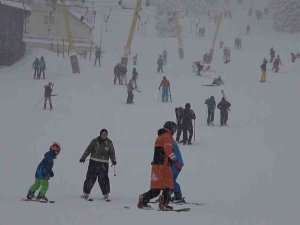 Uludağ’da Yarıyılın Son Gününde Tatilciler Karın Keyfini Çıkarttı