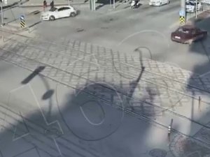 Hızla Savrulan Otomobilin Altında Kalmaktan Son Anda Kurtuldular