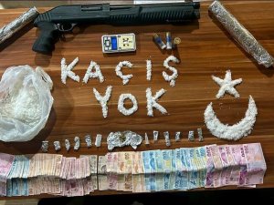 İ̇zmir Polisi Uyuşturucu Tacirlerini ’Şut’ladı