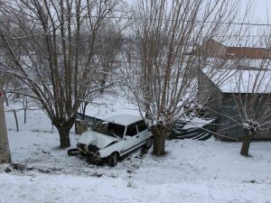 Buzlanma Nedeniyle Otomobil Şarampole Yuvarlandı: 4 Yaralı