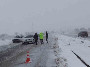 Kayganlaşan Yolda İki Araç Kafa Kafaya Çarpıştı: 5 Yaralı