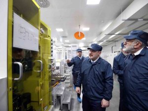 Bakan Varank Pil Üretim Tesisini Ziyaret Etti