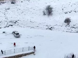 Elazığ’da Yol Buz Pistine Döndü, Araçlar Böyle Kaydı