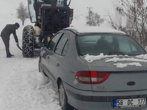 Kapanan Yolda Mahsur Sürücüyü Ekipler Kurtardı