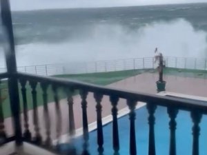Beykoz’da Metrelerce Yükselen Dalgaların Kıyıya Vurması Kamerada