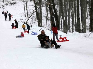 Kar Yağınca Eğlencenin Merkezi Oldu: Kızağını Alan Buraya Koştu