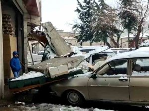Şanlıurfa’da Çöken Tentenin Altında Kalan Araçlar Hasar Gördü